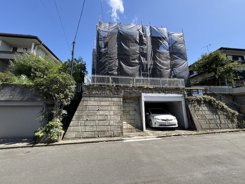 石積みの階段と門扉がある住宅外観