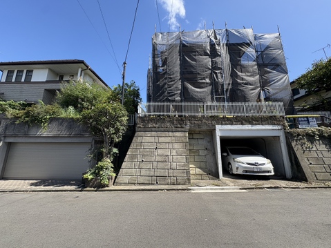 外観と車庫を備えた住宅