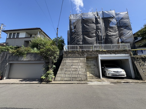 石造りの外壁と車庫を備えた戸建て外観
