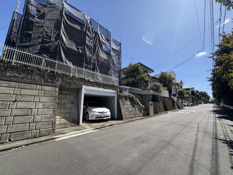 石垣と車庫のある前面道路