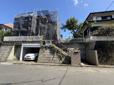 道路に面した戸建て住宅の外観