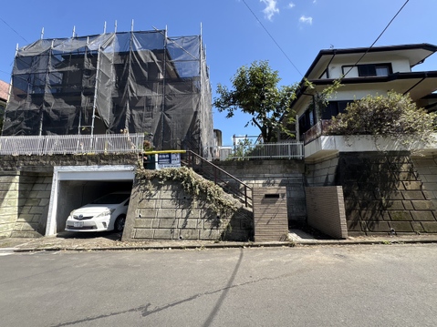 道路に面した戸建て住宅の外観