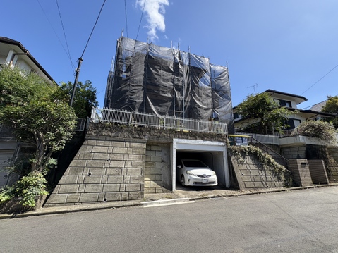 石垣と門扉のある住宅外観