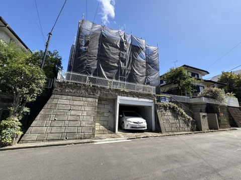 石垣と階段のある住宅外観駐車スペース付き