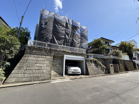 塀と門扉のある住宅外観駐車スペース付き