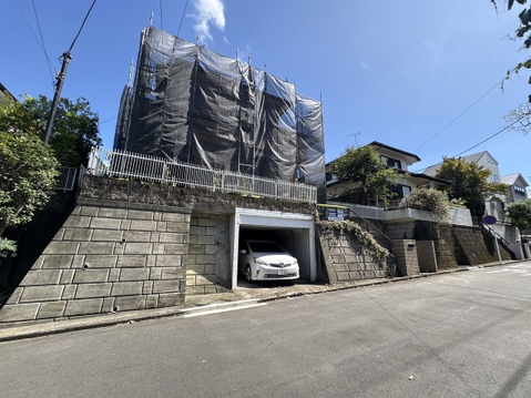 道路に面した戸建て住宅の外観