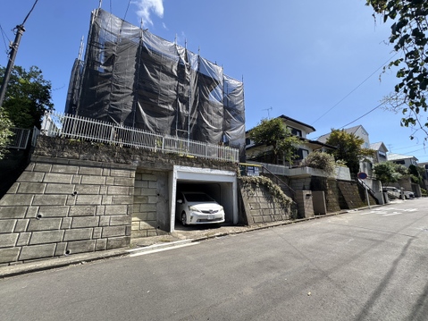 道路沿いにある門扉付きの住宅外観