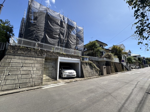 石垣と門扉のある戸建て外観