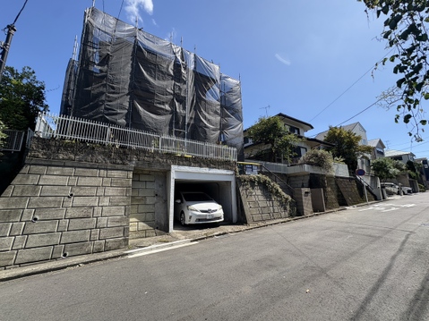 道路に面した住宅の外観と門まわり