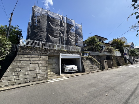 石垣と植栽のある住宅外観