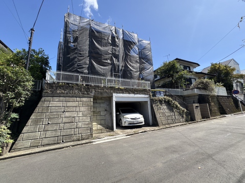 道路に面した戸建ての外観車庫付き
