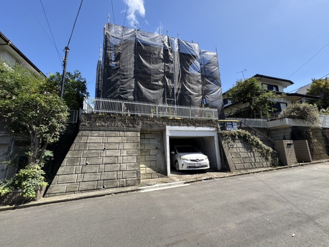 石垣塀のある住宅外観前面道路に面した車庫付き