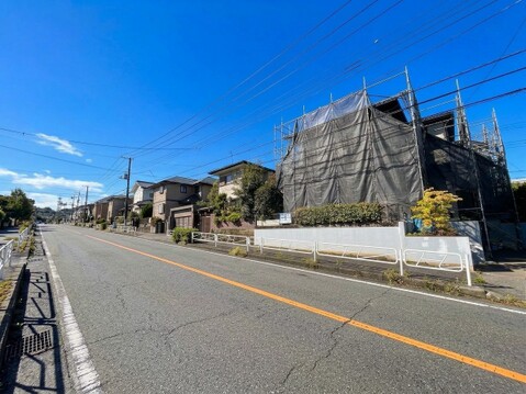道路側から見た建物外観
