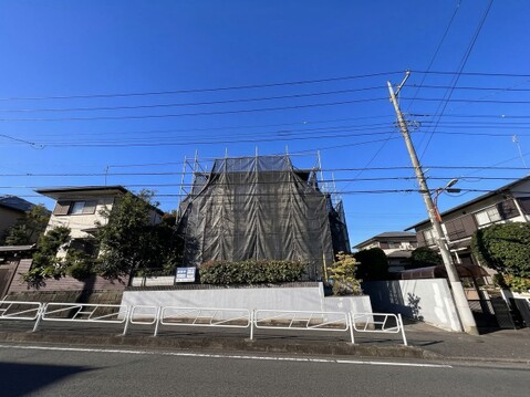 道路側から見た建物外観