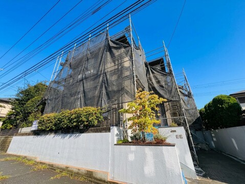 外壁工事中の戸建て外観