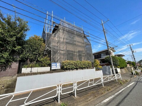 道路沿いにある建物の外観