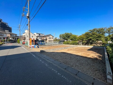 前面道路と周辺の住宅・空き地