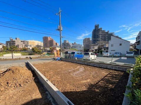 建築中の区画と前面道路の様子