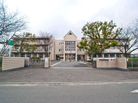 厚木市立睦合東中学校まで約1500m
