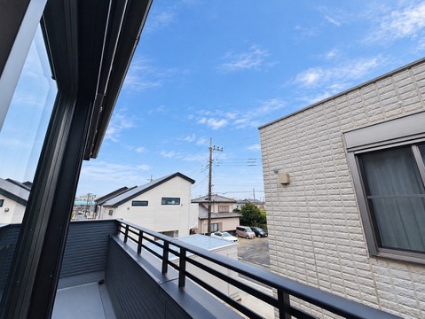 建物外側の通路から見た周辺の街並み