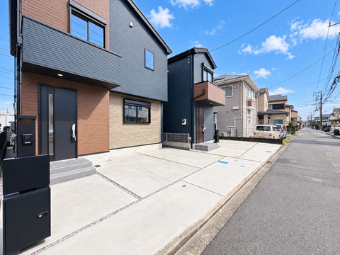 住宅街に面した戸建て外観と前面道路