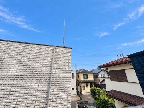 周辺の住宅と青空を望む眺望