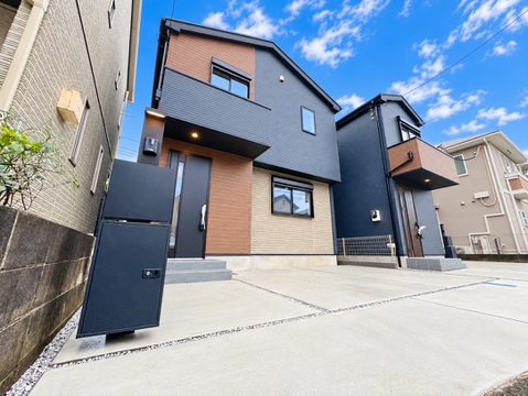 黒い外壁が特徴的な戸建て住宅の外観