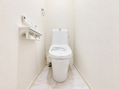温水洗浄便座付きのトイレ