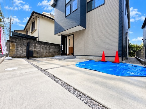 戸建て住宅の外観と舗装された駐車スペース