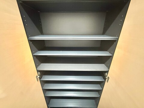 室内に設置された階段状の収納棚