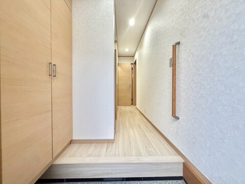 木目調の玄関から廊下を見た室内