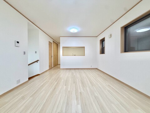 白い壁と木目調の床が特徴の室内