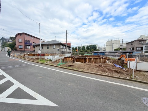 前面道路と整備中の敷地を望む周辺環境