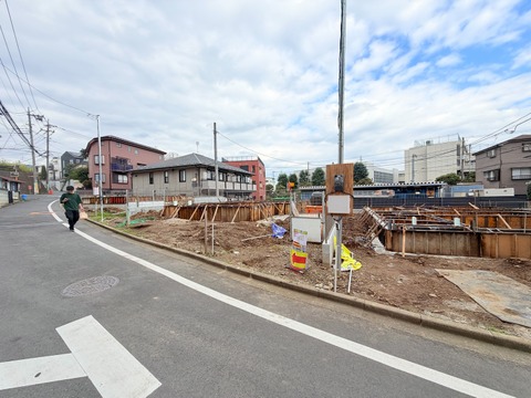 前面道路と造成中の土地が見える周辺環境