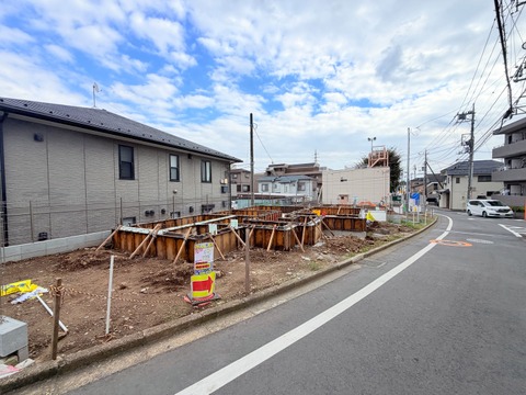 建築中の建物と前面道路の様子