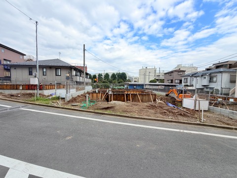 前面道路に面した建築中の住宅地