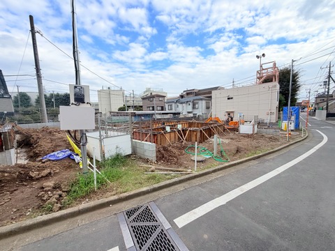 前面道路と周辺の住宅・空き地