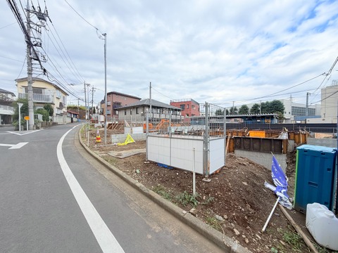 前面道路と周辺の住宅・空き地