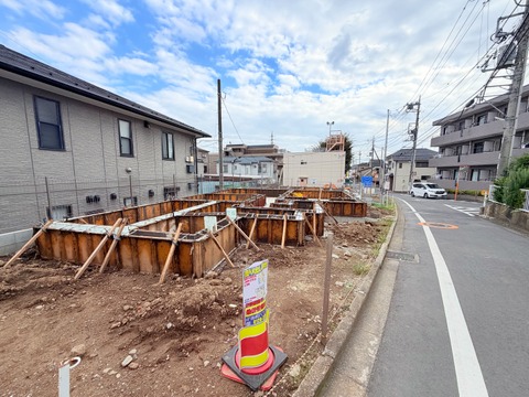 建築中の建物と前面道路の様子