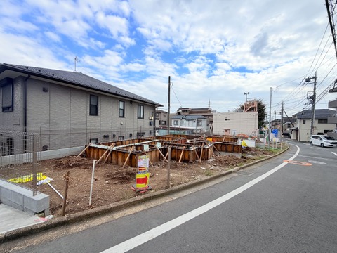 建築中の建物と前面道路の様子