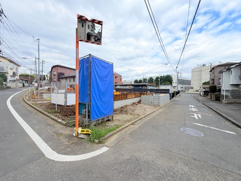 道路沿いの角地にある建築予定地