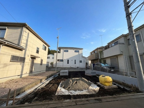 建築中の住宅と周辺の建物が見える街並み