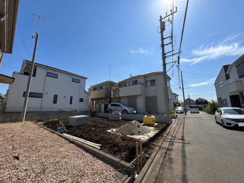 住宅街に位置する戸建て住宅と前面道路