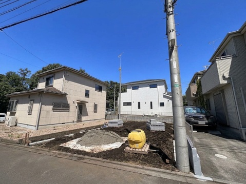 建物と前面道路の様子