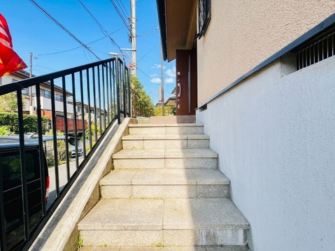 外階段と手すりのある建物側面