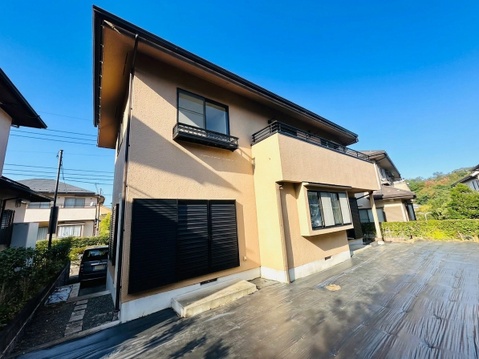 道路に面した2階建て住宅の外観