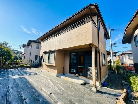 木造2階建て住宅の外観前面に駐車スペースあり