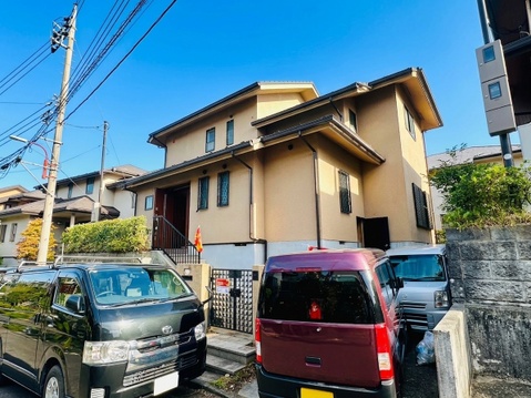 戸建て住宅の外観と前面道路