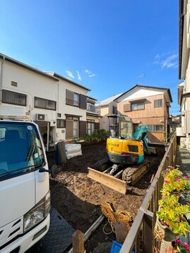住宅街に面した建築中の建物と前面道路