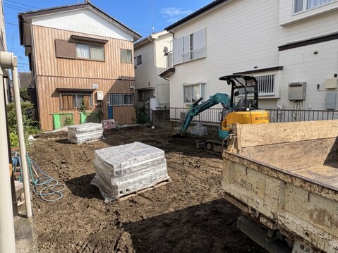 建築中の戸建て周辺と外構工事の様子